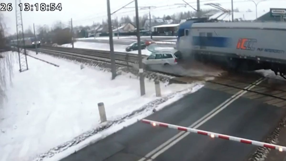 Auto uvázlé na přejezdu v Polsku rozmetaly dva vlaky. Drama zachytila kamera